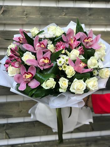 Букет цветов из: Розы и Хризантемы в Уруссу