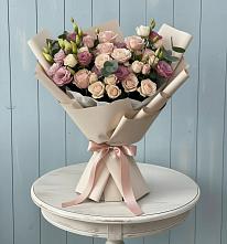 Букет цветов из:  Розы и Лизиантусы в Уруссу
