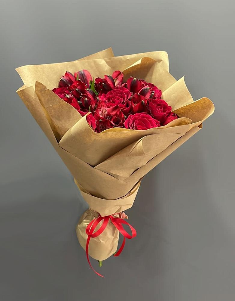 Букет цветов из: Альстромерии и Розы в Уруссу