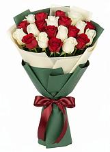 Букет Микс из красных и белых роз в Уруссу