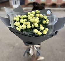 Букет Белые кустовые розы Солинеро в Уруссу