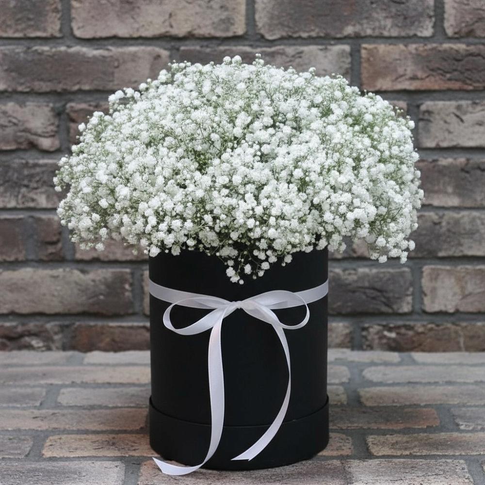 Цветочная композиция из Гипсофила в шляпной коробке в Уруссу