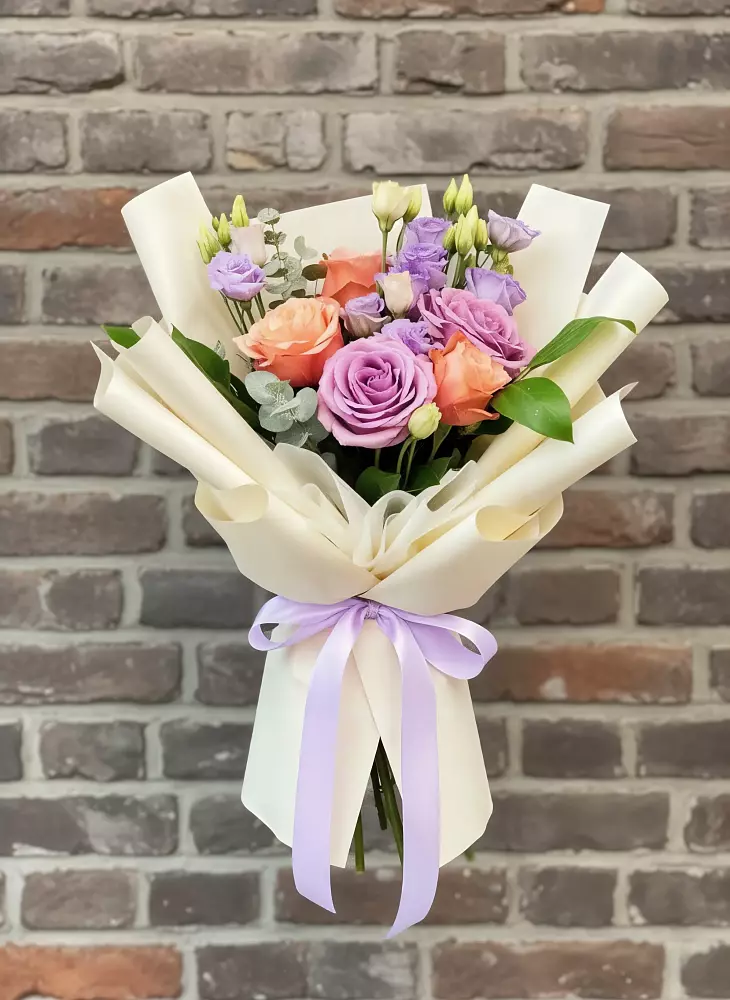 Букет цветов из: Лизиантусы и Розы в Уруссу