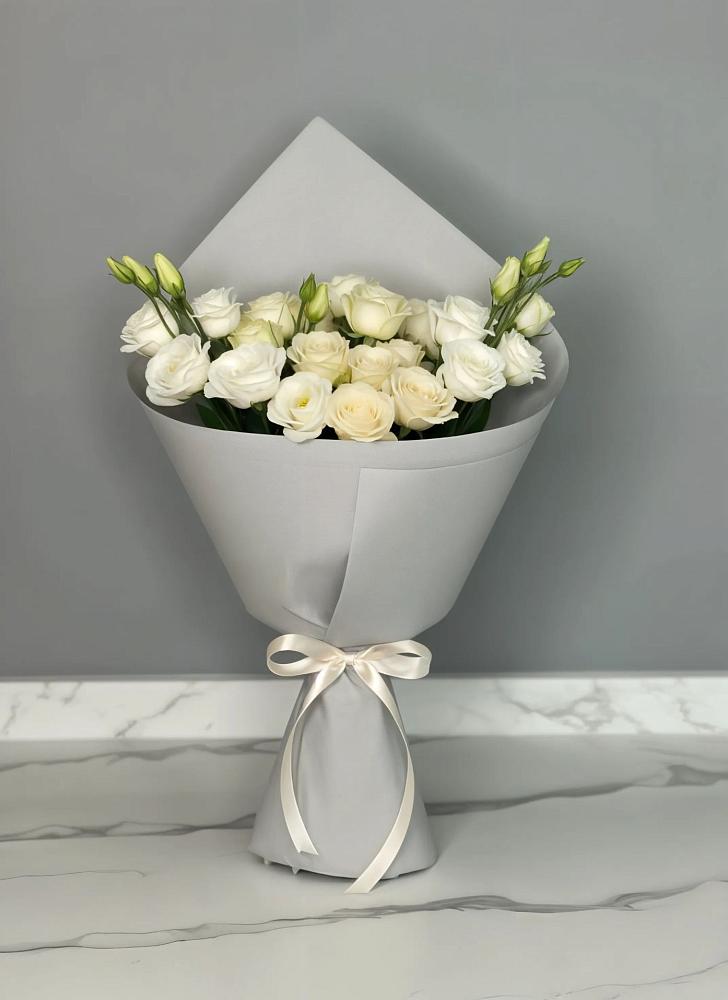 Букет цветов из: Розы и Лизиантусы в Уруссу