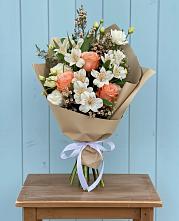 Букет цветов из:  Альстромерии, Лизиантусы, Розы и Хризантемы в Уруссу