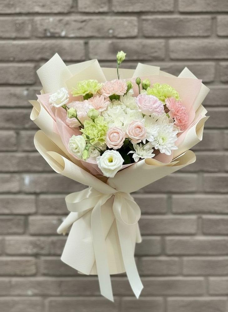 Букет цветов из: Гвоздики, Розы, Лизиантусы и Хризантемы в Уруссу