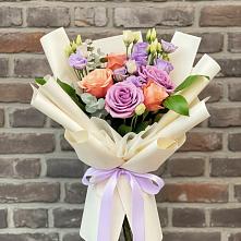 Букет цветов из:  Лизиантусы и Розы в Уруссу