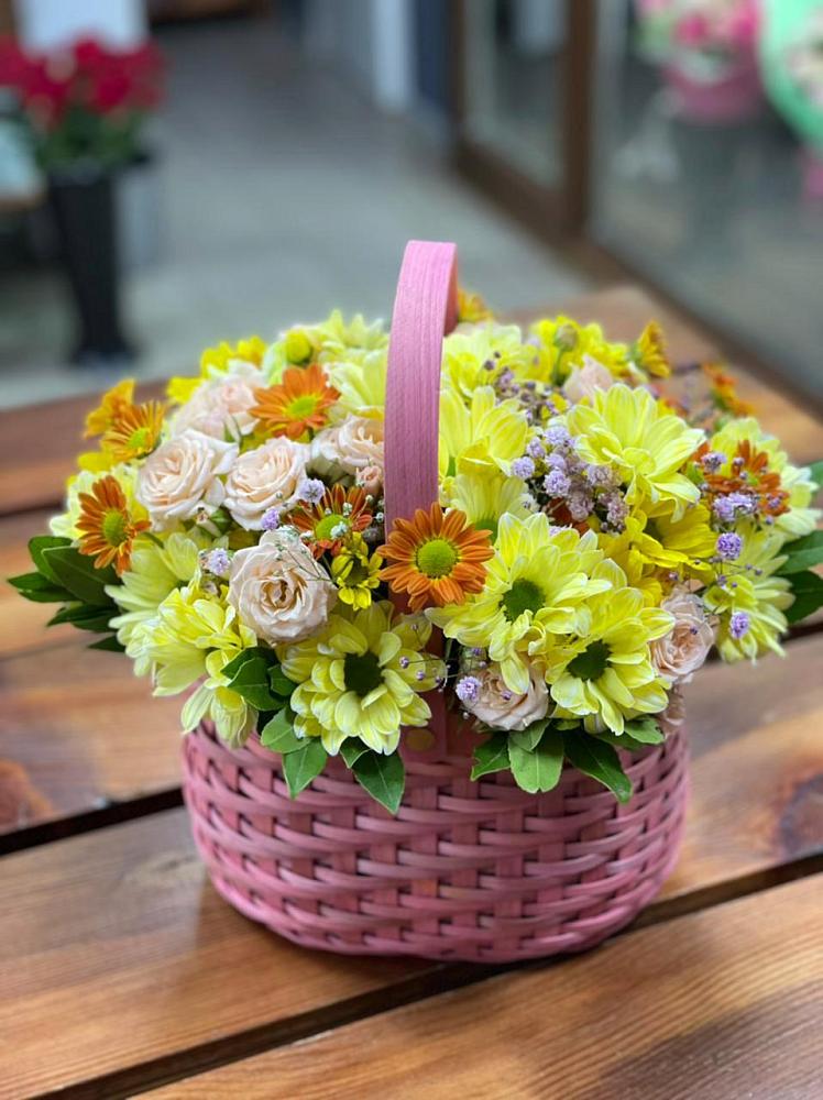 Цветочная композиция из Хризантемы и Розы в корзине в Уруссу