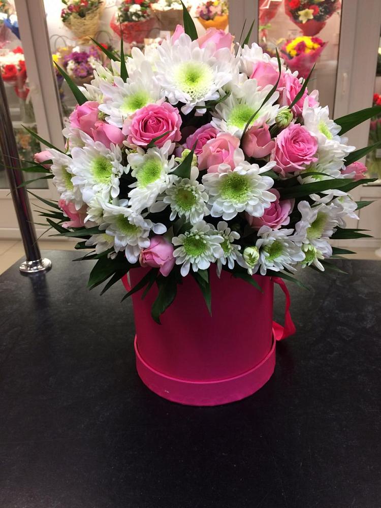 Цветочная композиция из Розы и Хризантемы в шляпной коробке в Уруссу