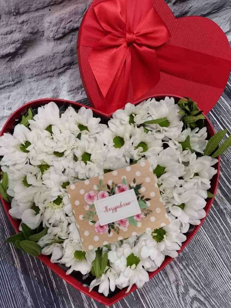 Цветочная композиция из Хризантемы в виде сердца в Уруссу