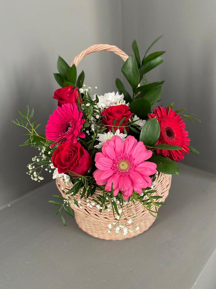 Цветочная композиция из Розы, Хризантемы и Герберы в корзине в Уруссу