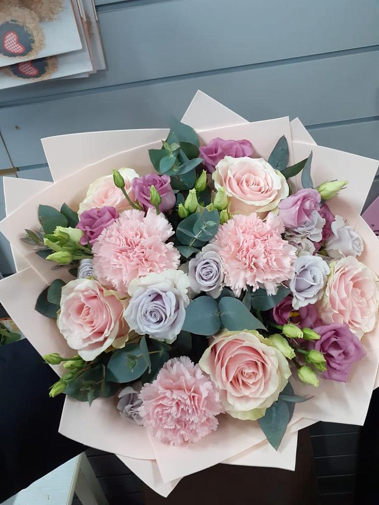 Букет цветов из: Розы, Гвоздики и Лизиантусы в Уруссу