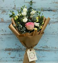 Букет цветов из:  Розы и Лизиантусы в Уруссу