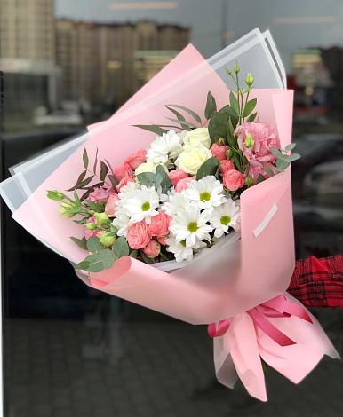 Букет цветов из: Розы, Лизиантусы и Хризантемы в Уруссу